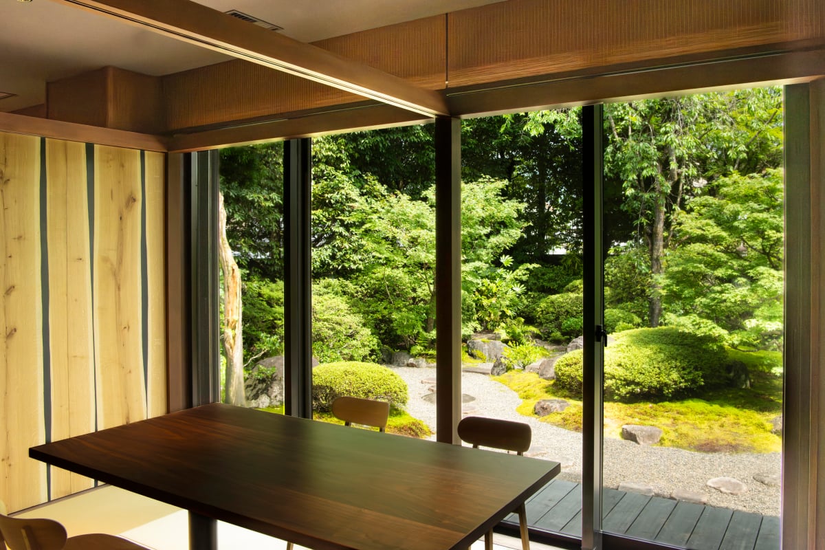 京都嵐山の料理旅館 嵐月 庭園を望むお食事処個室