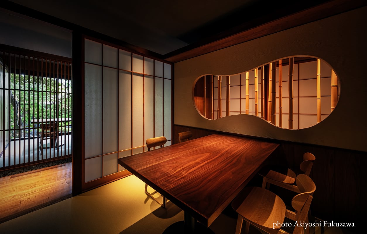 京都嵐山の料理旅館 嵐月 坪庭を望むお食事処個室