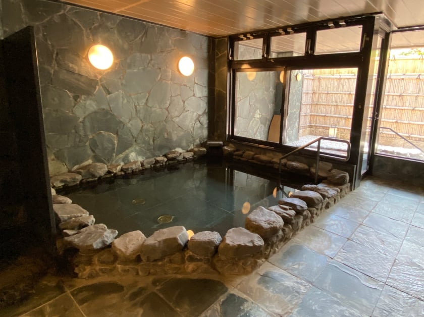京都 嵐山の旅館 嵐月 天然深層水を使った岩風呂(大浴場)