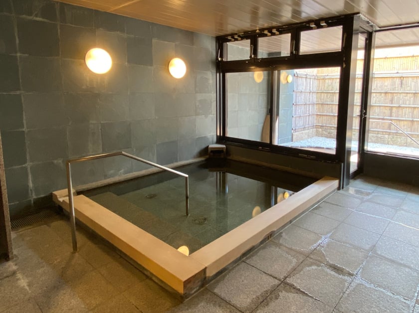 京都 嵐山の旅館 嵐月 天然深層水を使った檜風呂(大浴場)